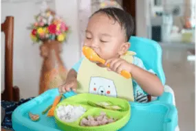 AnyConv.com__Bebé comiendo